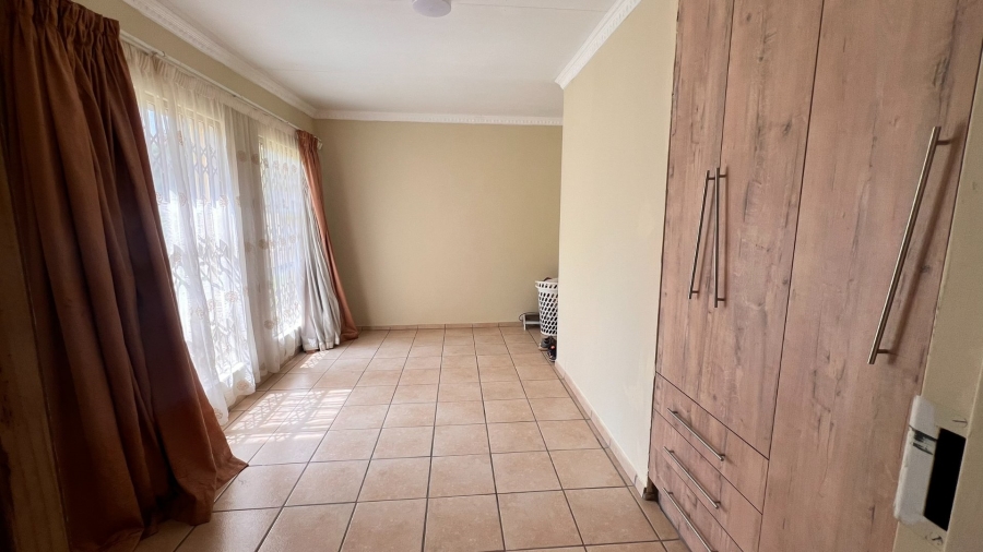 4 Bedroom Property for Sale in Langenhovenpark Free State